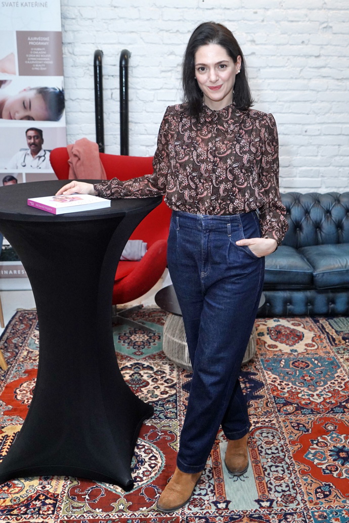 Vzorované halenky s rozumí s tmavým denimem.