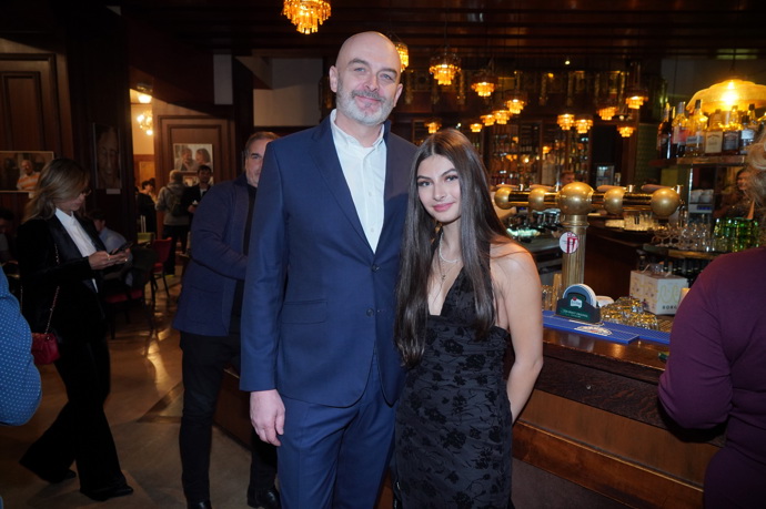 Z patnáctileté Zuzanky vyrostla krásná mladá slečna.