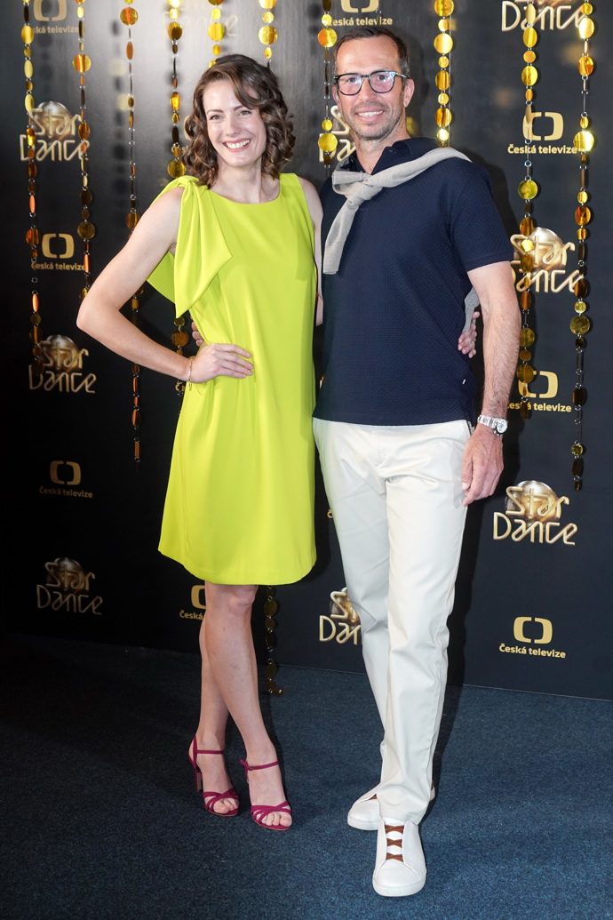 Radek Štěpánek a Vanda Bartošová Dětinská. Bývalý tenista oblékl bílé kalhoty, tmavě modré polo tričko a bílé boty.