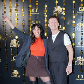 Luciana Tomášová a Robin Ondráček. Robin oblékl tmavě šedou vestu, společenské kalhoty a bílé basic tričko. 