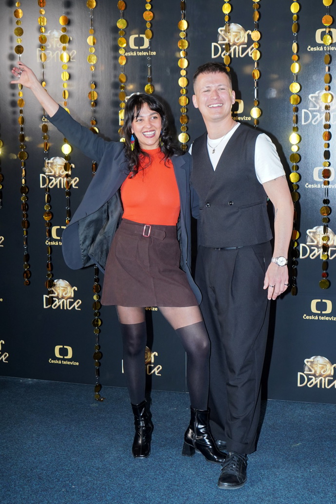 Luciana Tomášová a Robin Ondráček. Robin oblékl tmavě šedou vestu, společenské kalhoty a bílé basic tričko. 