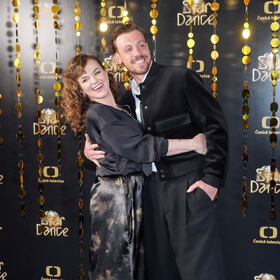 Marta Jandová a Martin Prágr. Marta oblékla hnědo - černé šaty, bomber a lodičky s uzavřenou špičkou. 