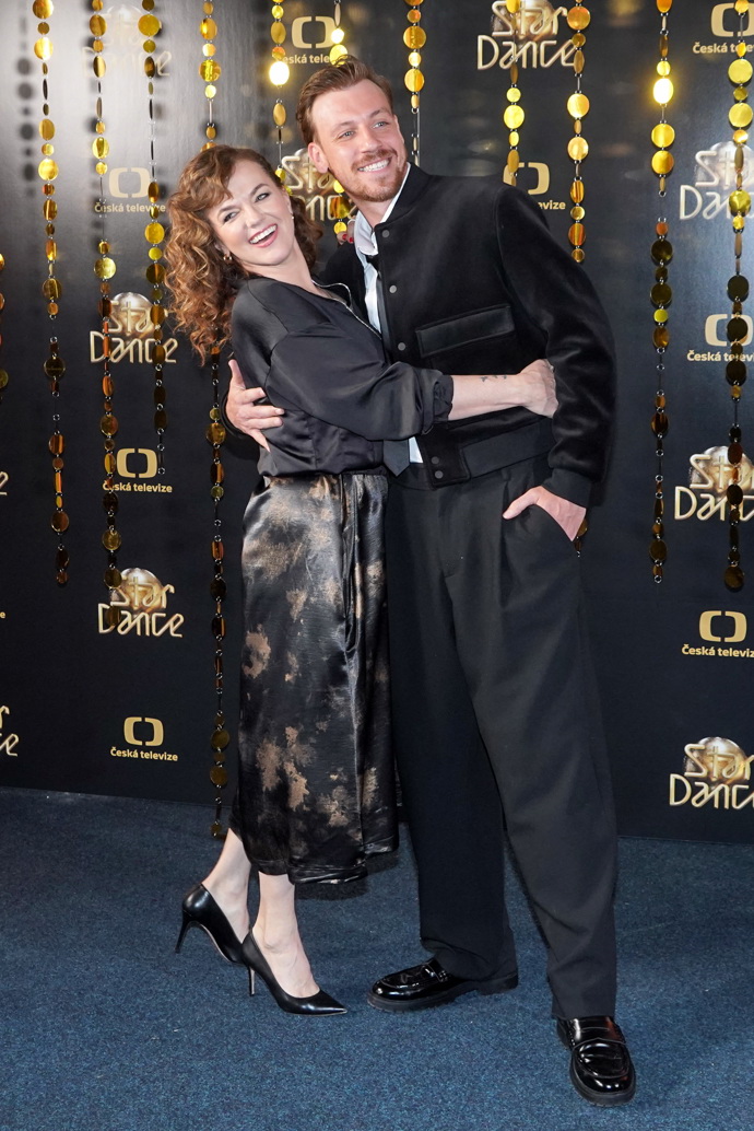 Marta Jandová a Martin Prágr. Marta oblékla hnědo - černé šaty, bomber a lodičky s uzavřenou špičkou. 