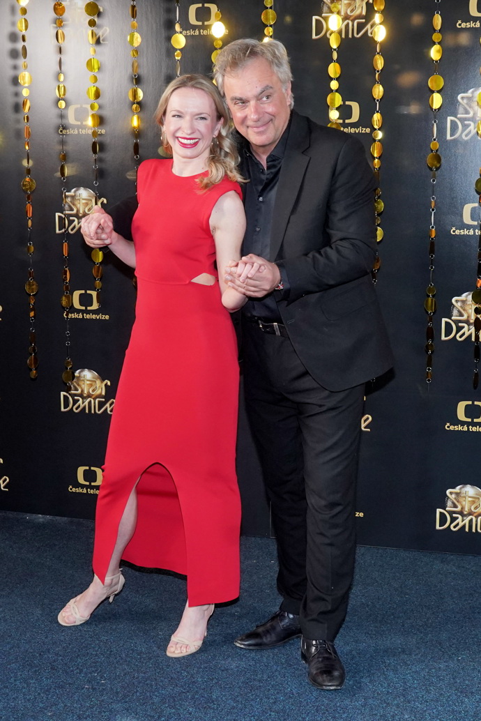 Tomáš Matonoha a Lenka Nora Návorková. Ta zazářila v rudých společenských šatech. 
