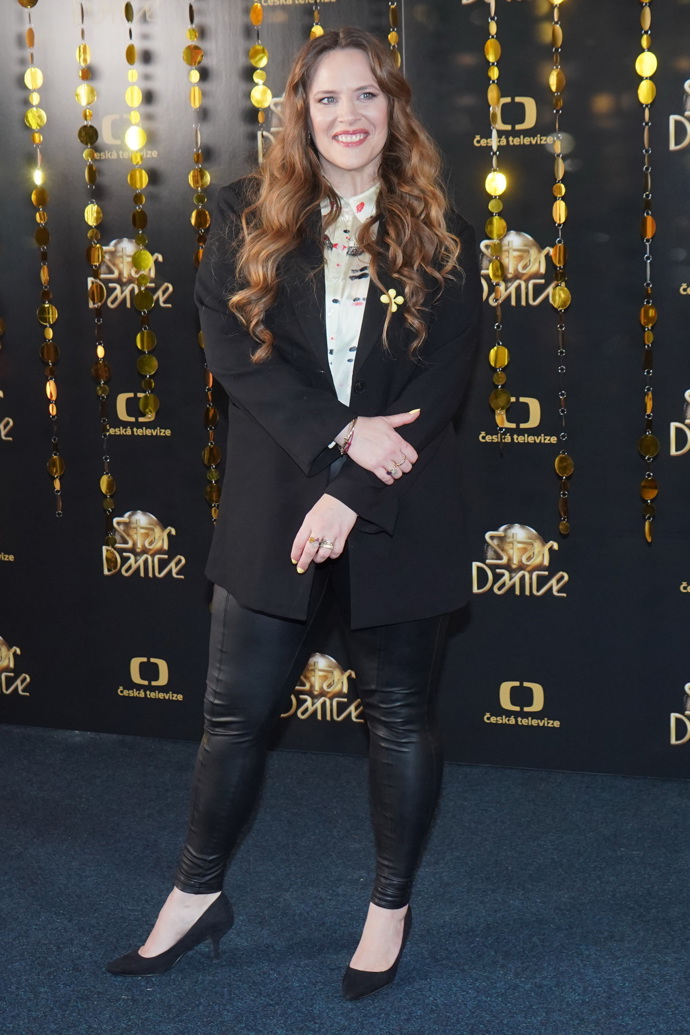 Petra Nesvačilová přišla v černém saku a černých koženkových legínách. Nechybí střevíčky s uzavřenou špičkou.
