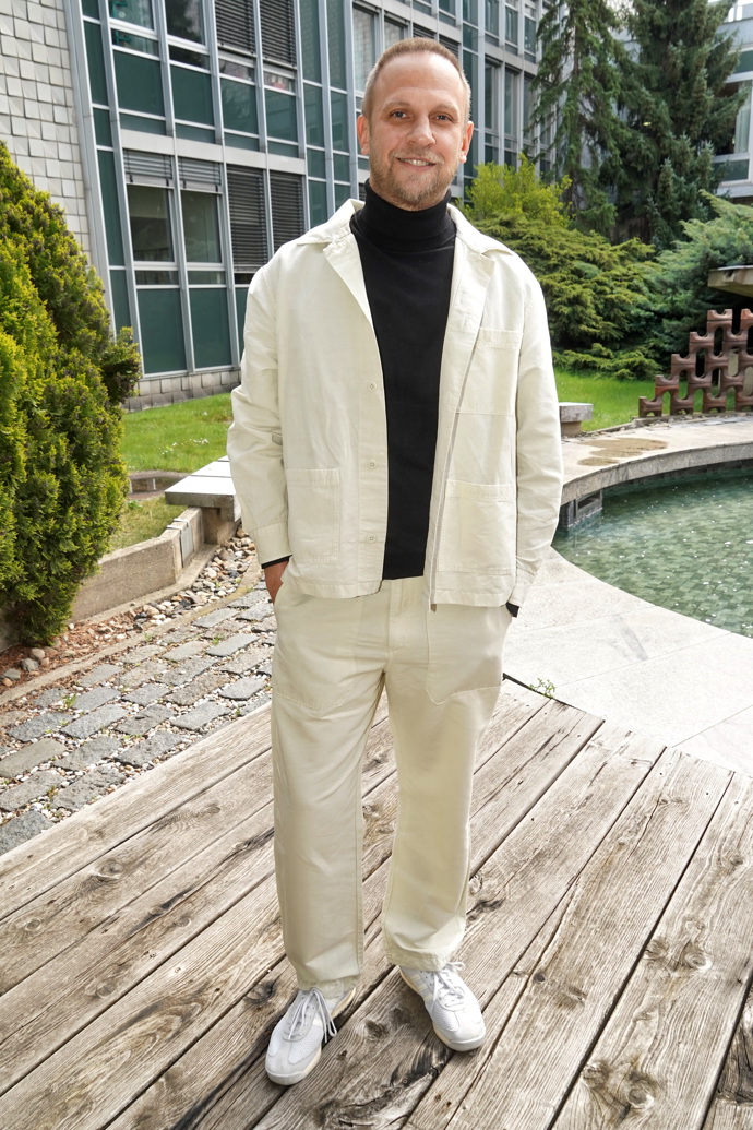 Takhle Tomáš pózoval na první tiskové konferenci StarDance. 