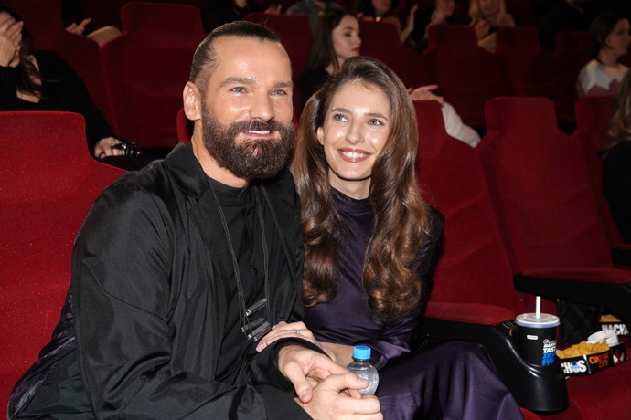 Pečuje například o vlasy herečky Sary Sandevy. 