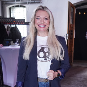 Barvu rtěnky přizpůsobuje kompletnímu looku pro celý den. 