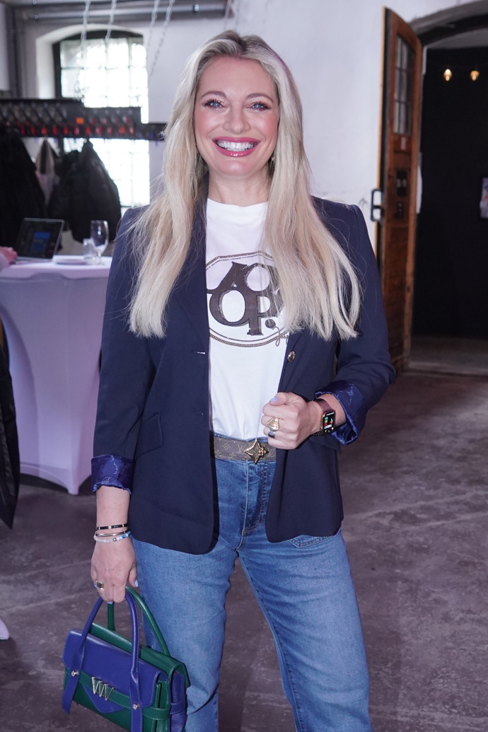 Barvu rtěnky přizpůsobuje kompletnímu looku pro celý den. 