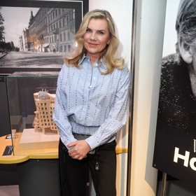 Leona Machálková košili se zdobením zkombinovala s džínami do zvonu a botami do špičky.