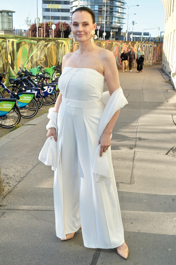 Gabriela Mikulková pojala premiéru ve velkém stylu. Oblékla sněhobílý overal s korzetovým topem a širokými kalhotami. 