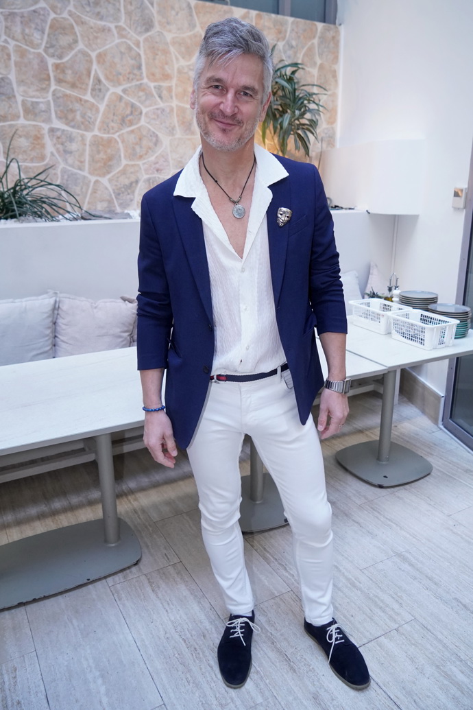 Na outfit s modrými tóny vsadili Lumír Olšovský...
