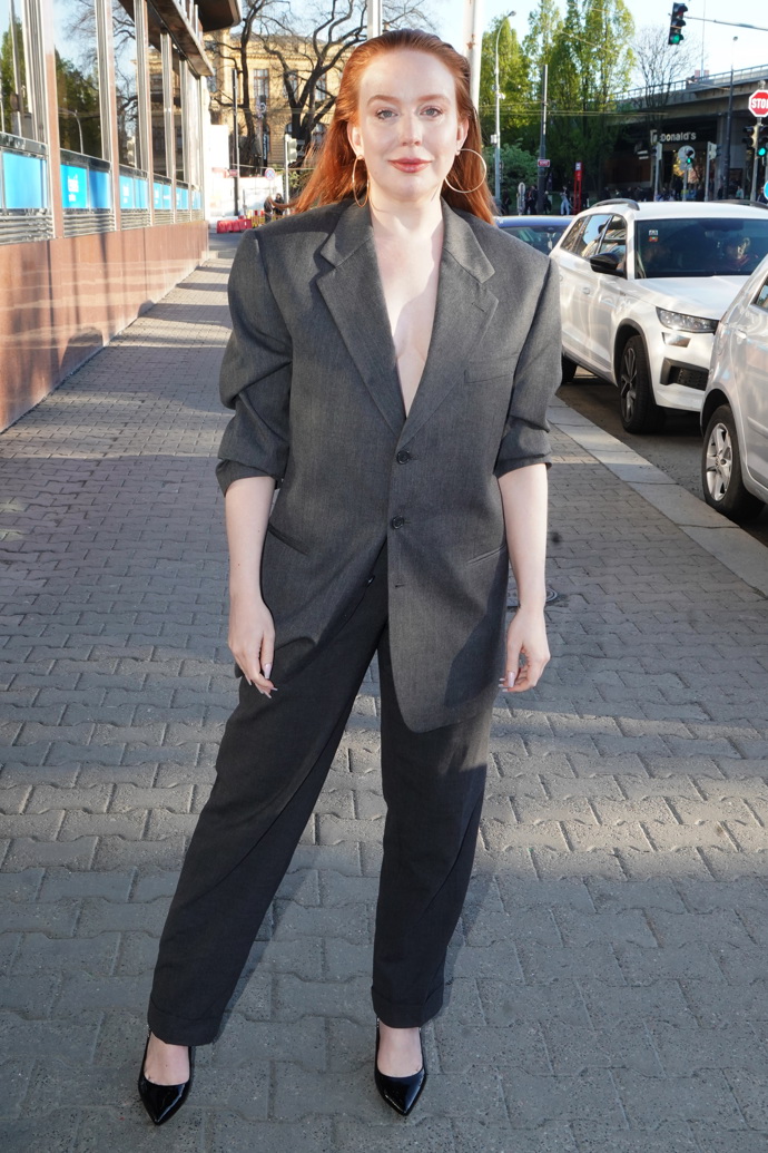 Alena Doláková ráda provokuje. Tentokrát oblékla šedé sako na holé tělo. 