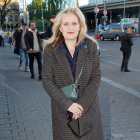 Eva Leinweberová se nehodlá vzdát zimního kabátu. Nosí k němu zelenou crossbody kabelku. 