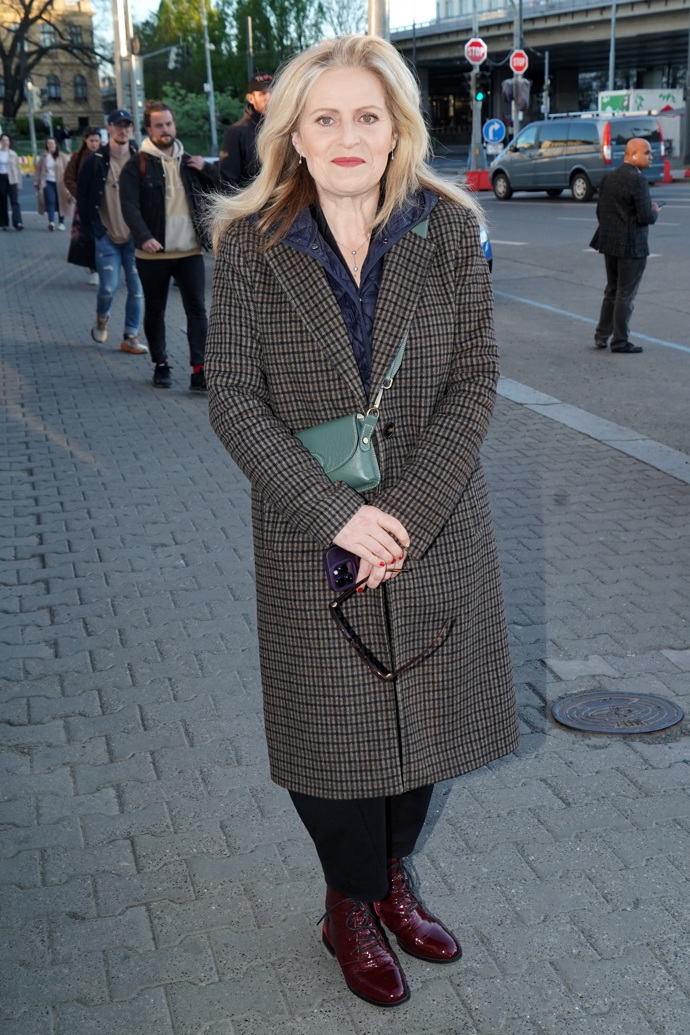 Eva Leinweberová se nehodlá vzdát zimního kabátu. Nosí k němu zelenou crossbody kabelku. 