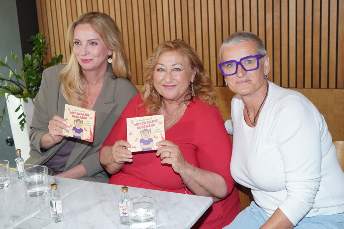 Bela Schenková vpravo. 