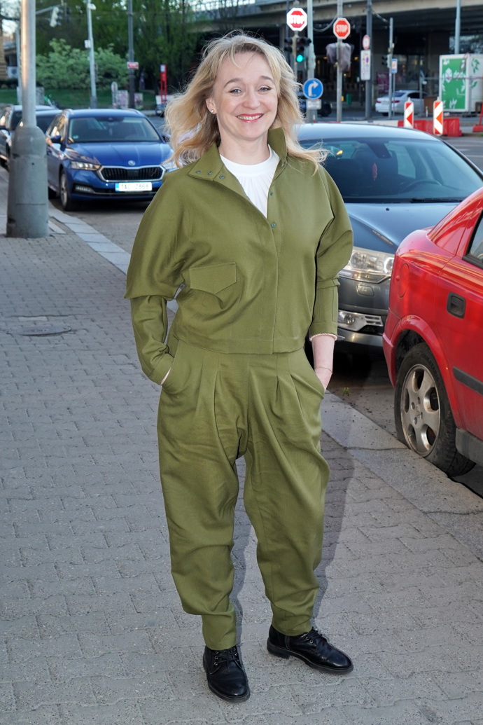 Klára Oltová přišla v khaki overalu, pod který oblékla ještě bílé basic tričko.
