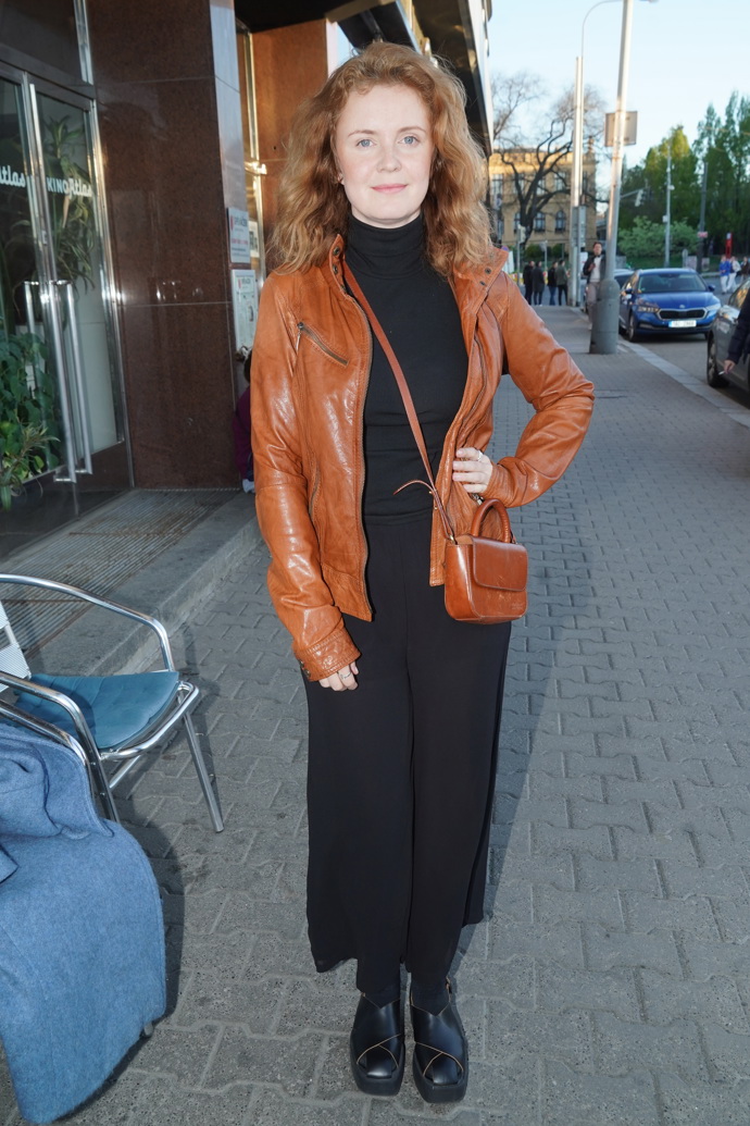 Martina Babišová se drží klasiky - černý základ a na něj hnědou koženou bundu a hnědou crossbody kabelku. 