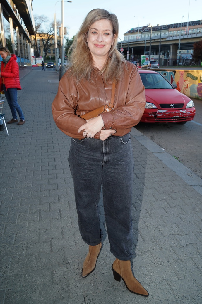 V hnědé kožené bundě přišla také herečka Anežka Rusevová. 