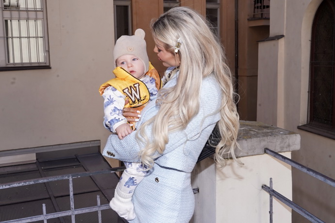 Lela Ceterová se synem Arniem na otevření nového tanečního studia.