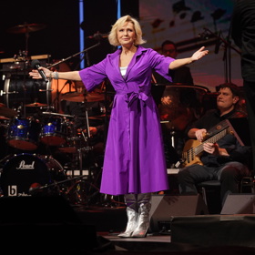 ...a také této fialové verzi, kterou vrstvila a zkombinovala také se stříbrnými kozačkami.