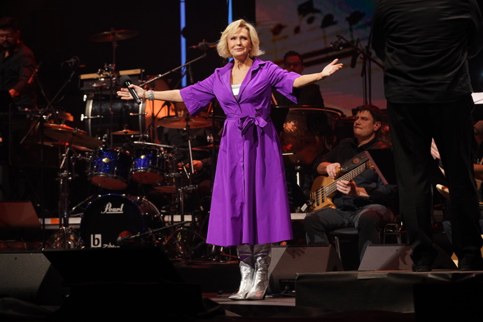 ...a také této fialové verzi, kterou vrstvila a zkombinovala také se stříbrnými kozačkami.