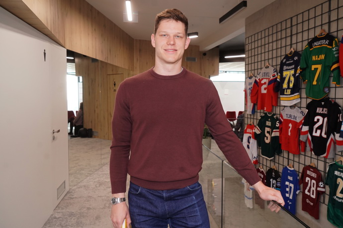 Šermíř Jakub Jurka nosí elegantní tmavší džíny a svetříky.