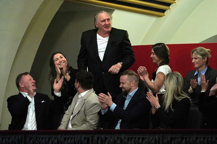 Herec se dočkal velkých ovací. Je to vůbec poprvé, co v Česku oficiálně navštívil společenskou akci. 