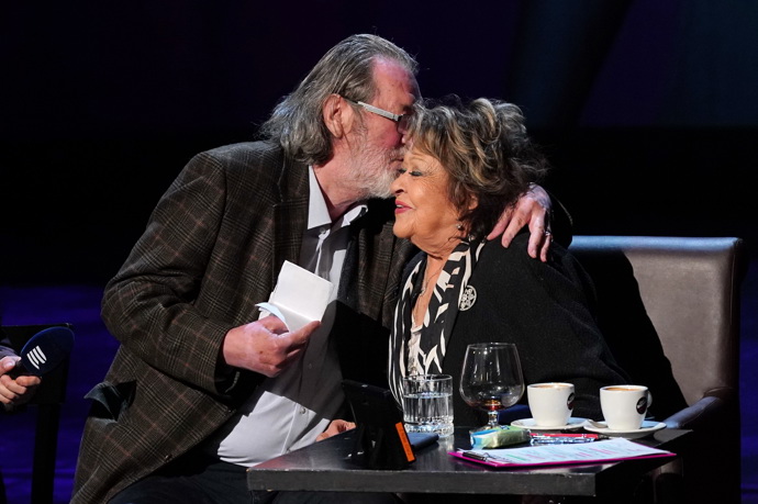 Bolek neodolal a Jiřině dal velkou pusu na tvář. 