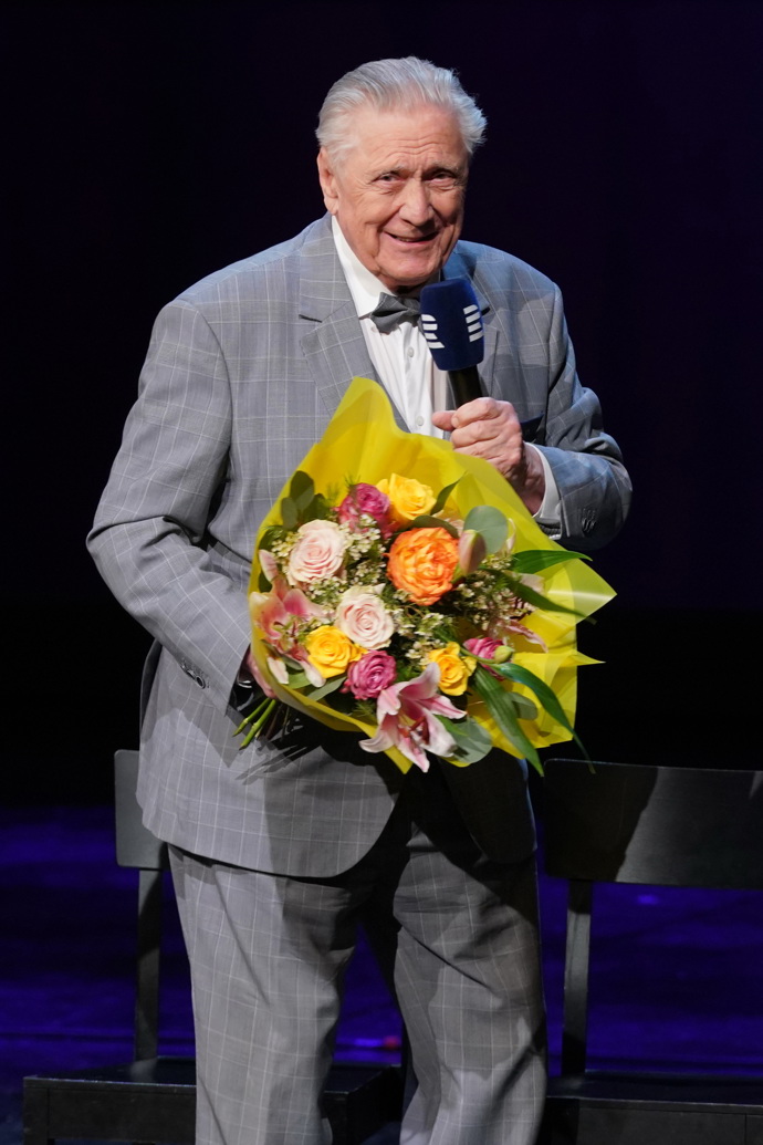 Petr Kostka nebyl za velkým pugétem skoro vidět. 