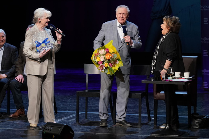 Herečka oblékla svůj oblíbený béžový kalhotový kostýmek. 