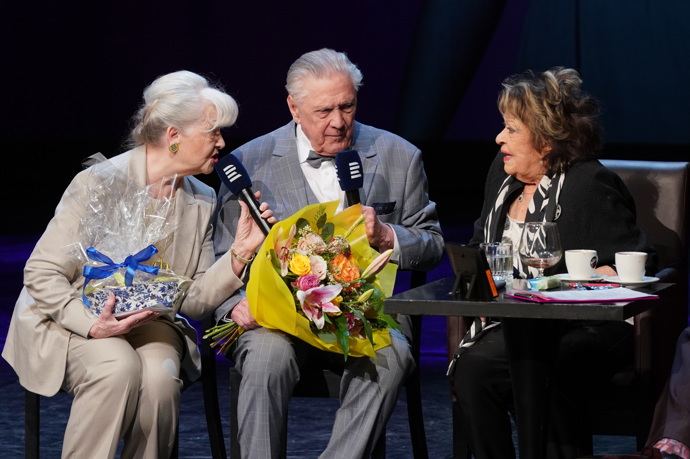 Carmen Mayerová a Petr Kostka přinesli dva krásné dárky. 