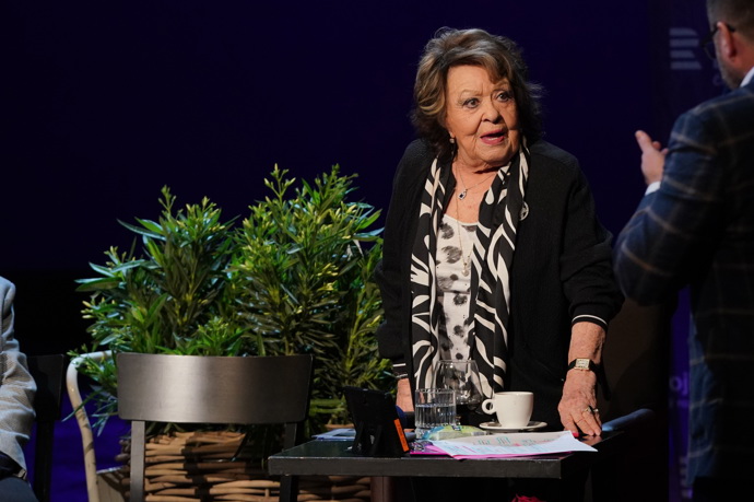 Jiřina Bohdalová byla obklopena květinami a dobrými přáteli. 