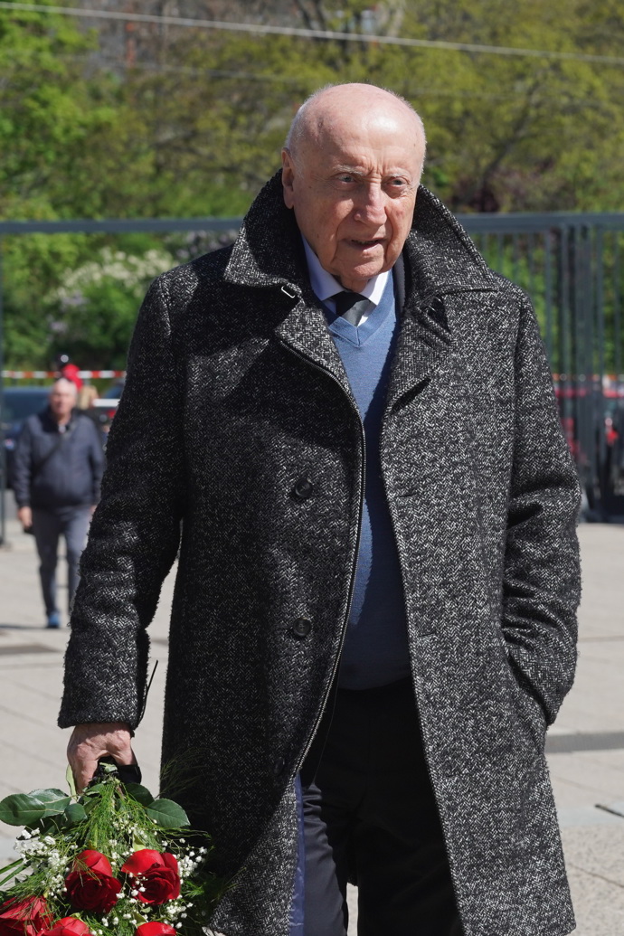 Felix Slováček na pohřbu Václava Hybše.