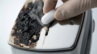 Připálená žehlička už nemusí do koše: Tato jedna tableta z lékárničky vygumuje černý nános dřív, než napočítáte do deseti