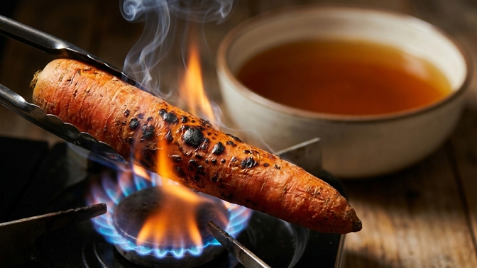 Jak na dokonalý vývar? Opálená mrkev mu dodá barvu i hlubokou chuť