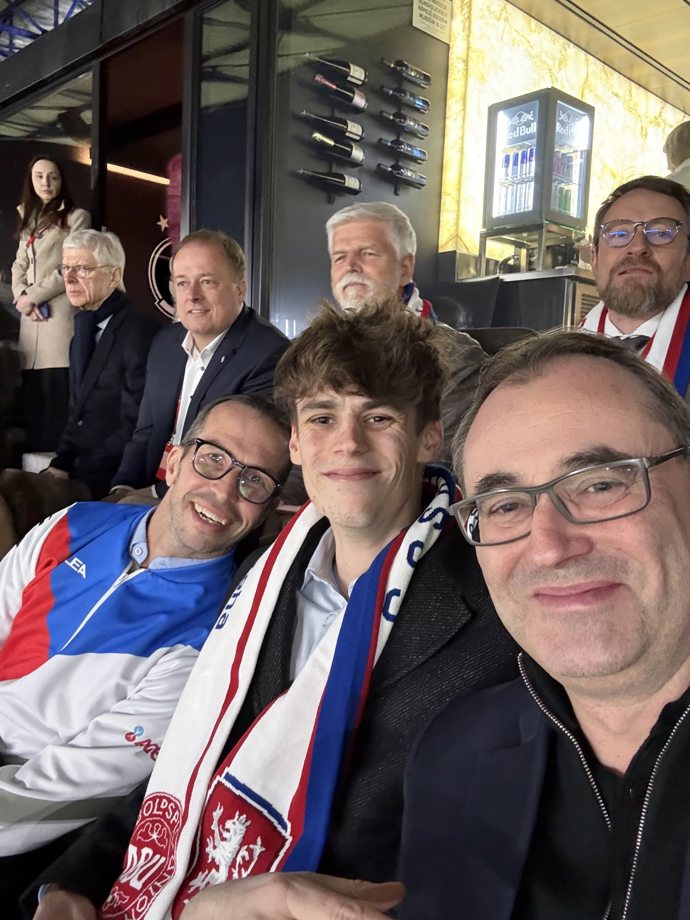 Boris Šťastný fandil českým sportovcům. Vzadu sedí Petr Pavel.