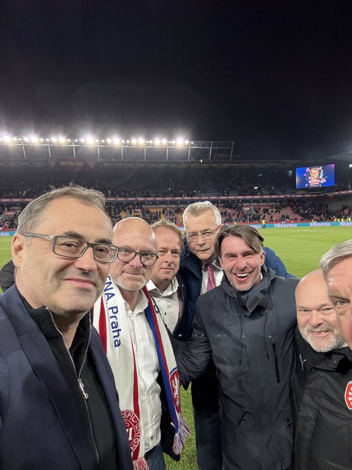 Boris Šťastný se vyfotil na stadionu.