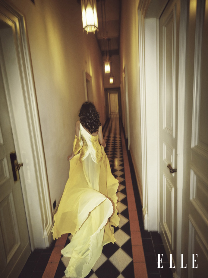 Charlotte Gott v novém editorialu pro ELLE.