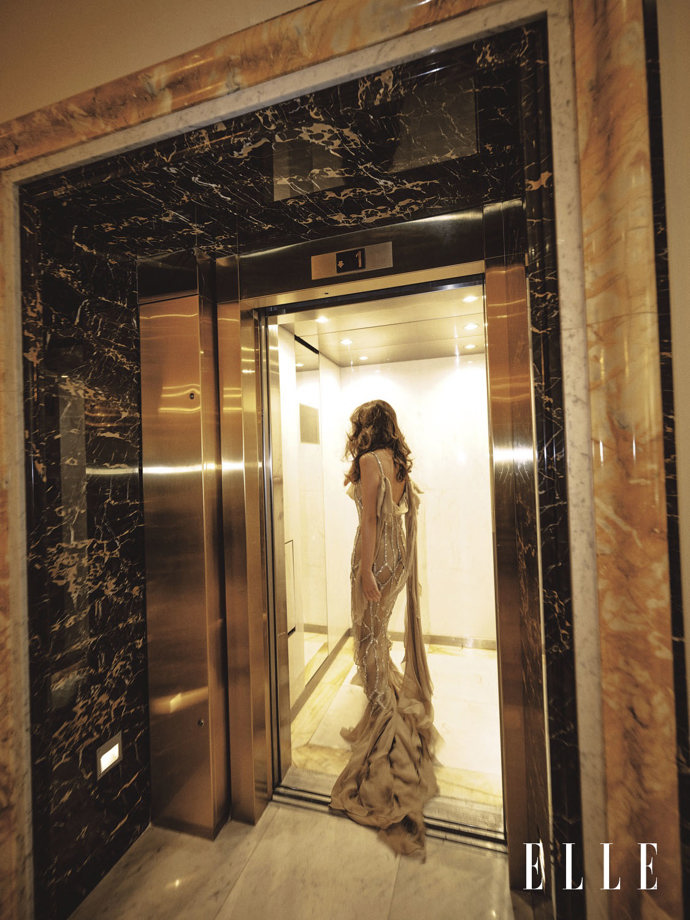 Charlotte Gott v novém editorialu pro ELLE.