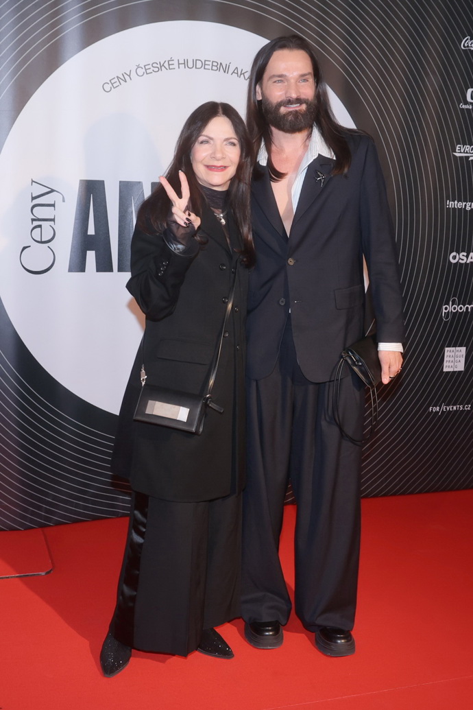Na Ceny Anděl letos doprovázel zpěvačku Annu K. 