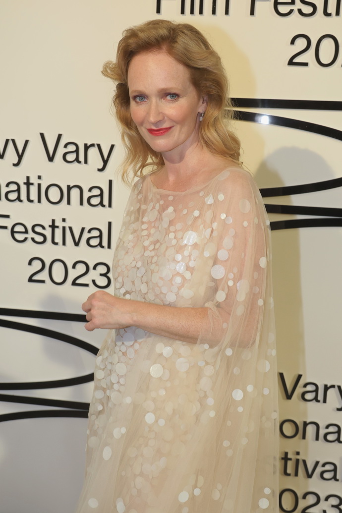 Šaty měly připomínat pivní pěnu, zároveň na ně byla použita látka, která vznikla fermentací přímo z piva.