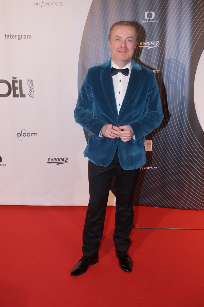 Houslista Pavel Šporcl oblékl modré sametové sako, nechyběl ani motýlek. 
