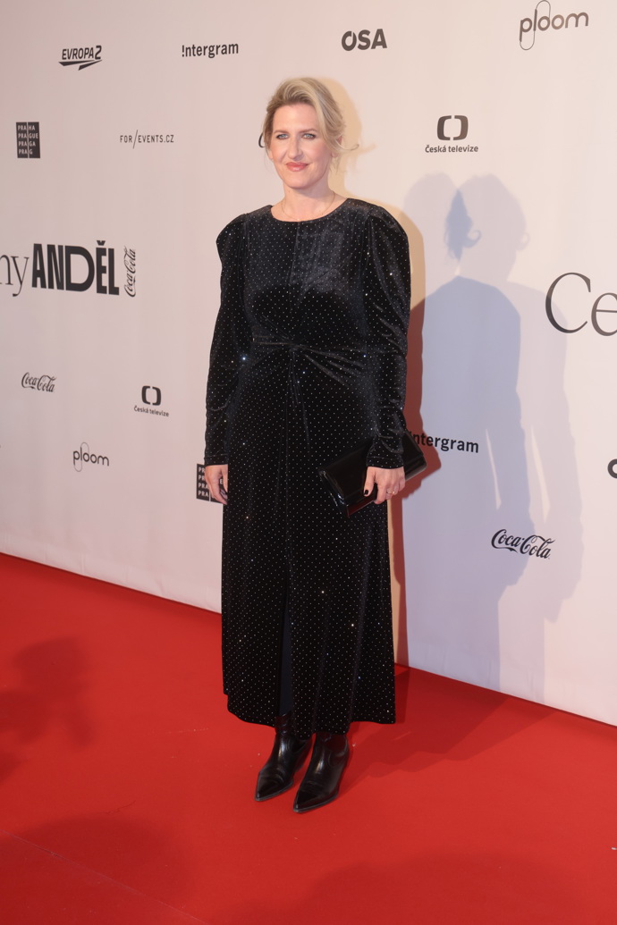 Hanka Třeštíková oblékla dlouhé černé šaty. 