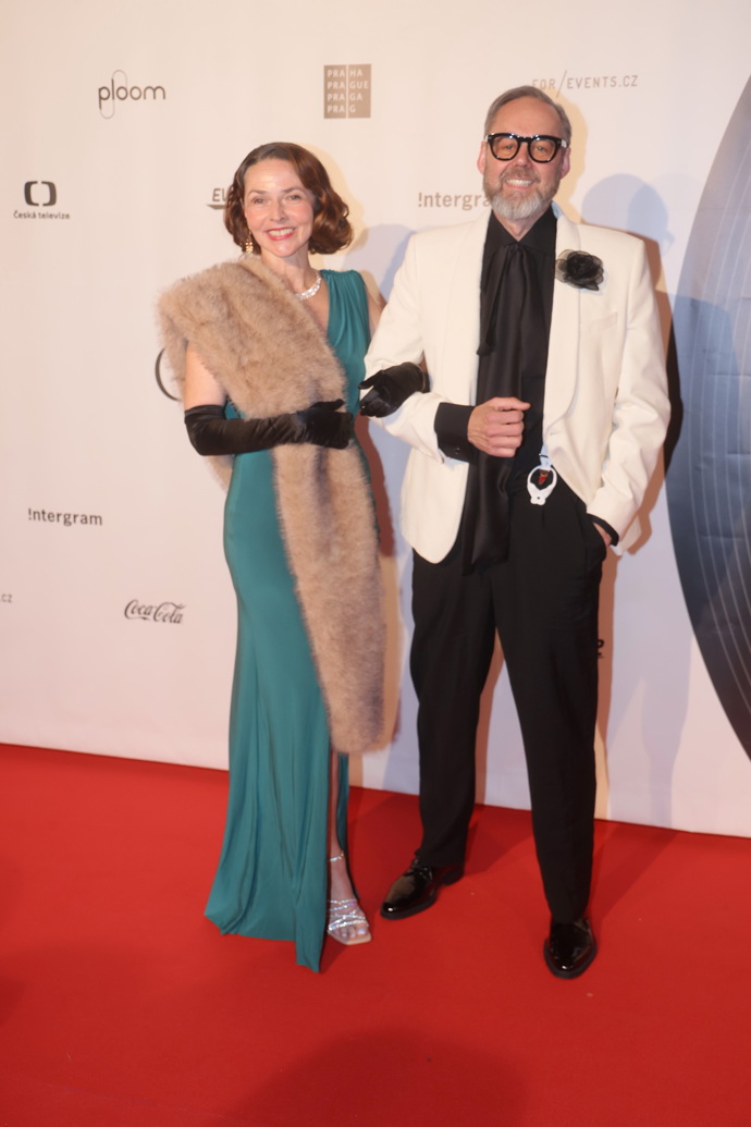 Honza Dědek si s partnerkou Terezou zahrál na první republiku. Bílé sako moderátor vylepšil ještě černou broží. 