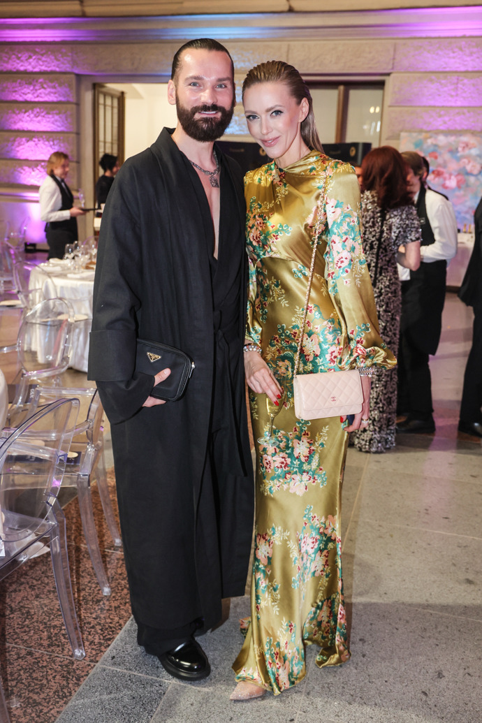 Sám volí nejraději černé outfity, kterými navíc nenaruší image slavných dam po svém boku, naopak je krásně doplní.