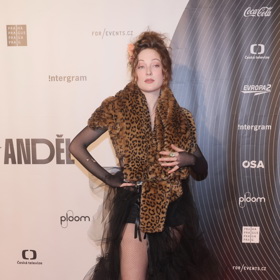 Rozálie Havelková ukázala nohy v odvážné sukni, top pojala jako vzorovou divočinu.