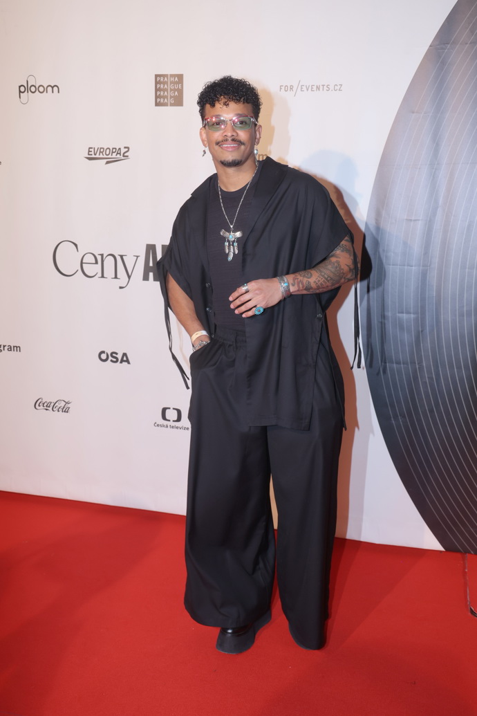 Ben Cristovao tentokrát oblékl široké černé kalhoty a černé tričko. 