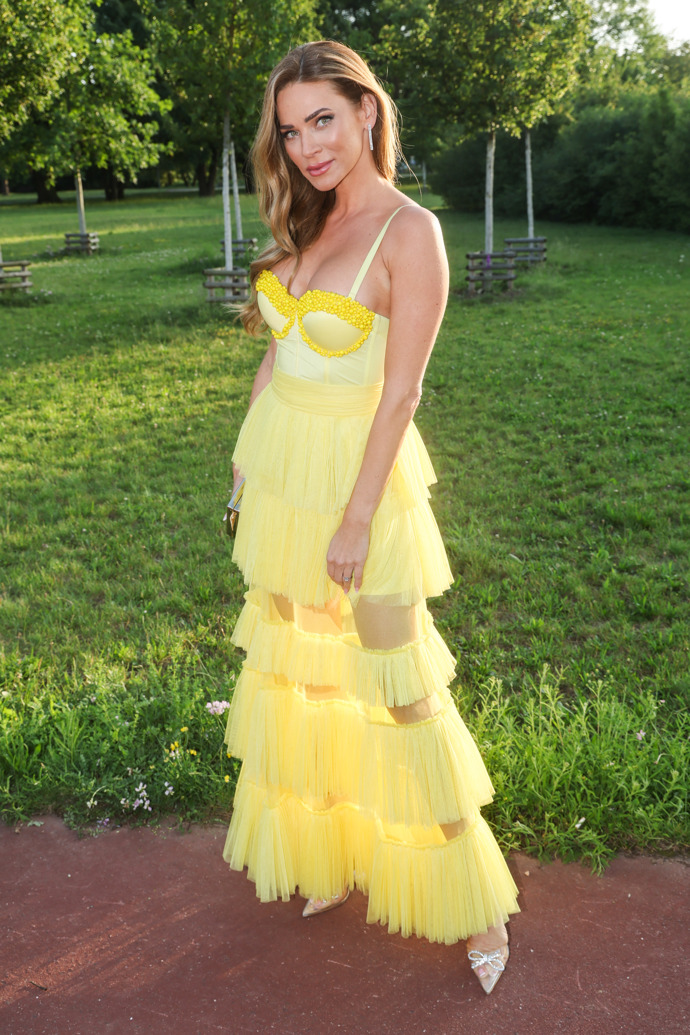 Andrea Verešová zazářila v kuřátkově žlutých šatech s tylovou sukní, která je částečně průhledná. 