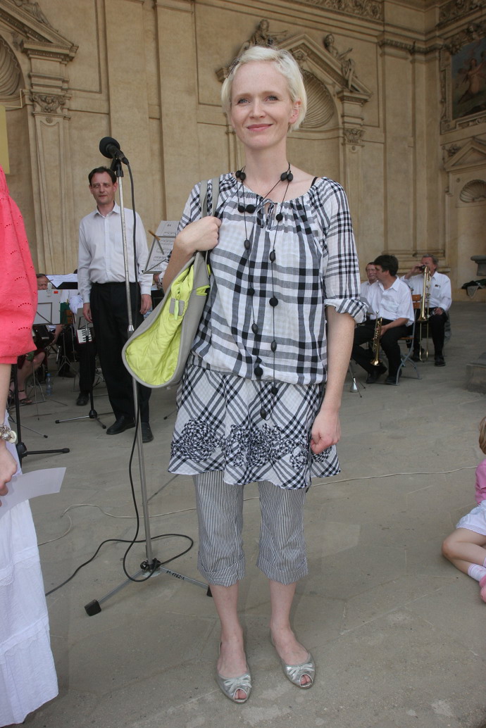 Herečka se nebála vzorů, výrazných doplňků...